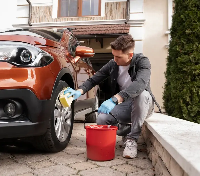 Lavage auto à domicile Le Taillan-Médoc : professionnel intervenant sur un véhicule